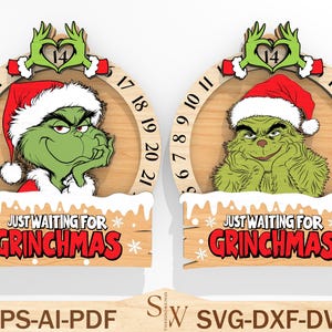Può includere: Due decorazioni natalizie in legno con il Grinch. Ognuna ha una faccia del Grinch con un cappello da Babbo Natale, un cerchio di legno con numeri e un cartello che dice "JUST WAITING FOR GRINCHMAS". La parte superiore ha un cuore fatto di mani.