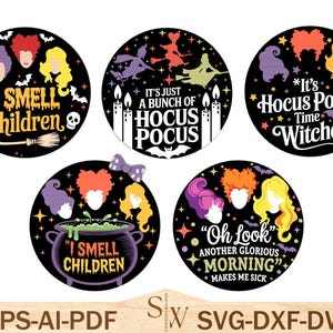 Puede incluir: Colección de cinco diseños circulares con fondo negro y gráficos temáticos de Halloween. Cada diseño presenta texto como "I Smell Children" y "Hocus Pocus Time Witches", junto con siluetas de brujas e ilustraciones de calderos. Los diseños son morados, naranjas y amarillos.