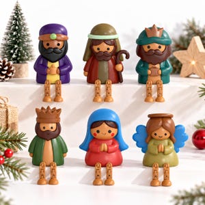 Könnte beinhalten: Ein Set aus sechs kleinen Kunststofffiguren, die eine Krippenszene darstellen, darunter drei Weise, ein Hirte, Maria und ein Engel. Jede Figur hat ein glattes, abgerundetes Design mit beweglichen, baumelnden Beinen an der Kante.