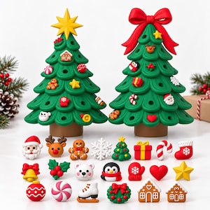 以下が含まれることがあります： 茶色の土台が付いた緑色のクリスマスツリー型オーガナイザー2個。小さな装飾用インサートを差し込むための穴が開いています。片方のツリーには黄色い星、もう片方には赤いリボンが付いています。サンタクロース、トナカイ、ジンジャーブレッドマン、キャンディケインなど、クリスマスをテーマにした小さなチャームが多数含まれています。