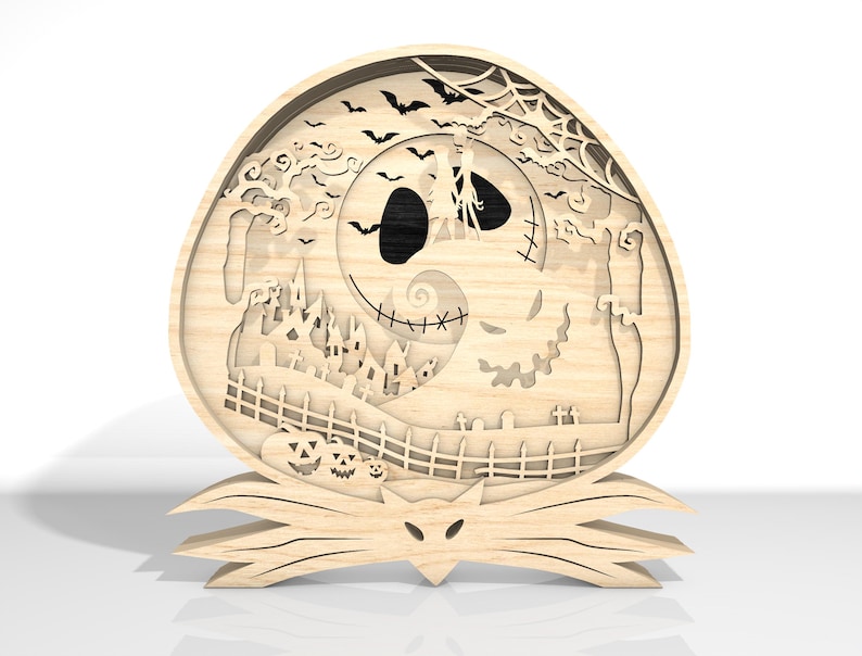 K&ouml;nnte beinhalten: Holzdekoration zum Thema Halloween mit einem mehrschichtigen Design. Das Design umfasst ein l&auml;chelndes Gesicht, Flederm&auml;use, ein Spukhaus und K&uuml;rbisse. Die Dekoration wird von einem stilisierten Sockel getragen, wodurch ein dreidimensionaler Effekt entsteht.