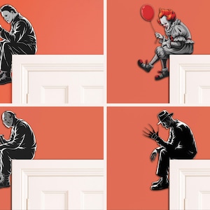 Op de afbeelding: Vier illustraties van horrorfilmkarakters die op een wit deurkozijn zitten tegen een oranje achtergrond. De karakters zijn Michael Myers, Pennywise, Jason Voorhees en Freddy Krueger, elk met hun kenmerkende rekwisiet.