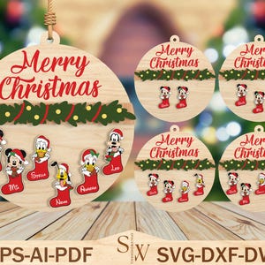 Może przedstawiać: Drewniane ozdoby świąteczne z napisem "Merry Christmas" w czerwonym skrypcie. Ozdoby przedstawiają postacie z kreskówek w świątecznych skarpetach. Ozdoby są okrągłe z zielono-czerwonym wzorem girlandy. Obraz zawiera również typy plików EPS-AI-PDF i SVG-DXF-DWG.