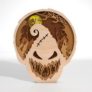 K&ouml;nnte beinhalten: Ein Halloween-Themen-Kunstwerk aus Holz in mehreren Schichten. Das Design zeigt ein stilisiertes Gesicht mit einem gen&auml;hten Mund und einer geschwungenen Oberseite. Ein Vollmond und eine gruselige Waldszene sind im Hintergrund zu sehen. Das St&uuml;ck ist aus hellbraunem Holz gefertigt.
