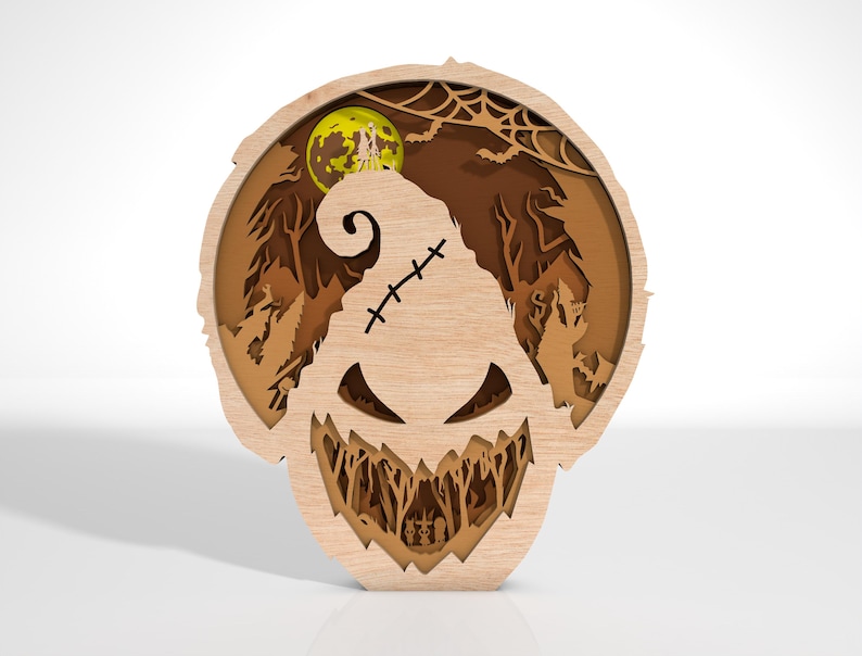 K&ouml;nnte beinhalten: Ein Halloween-Themen-Kunstwerk aus Holz in mehreren Schichten. Das Design zeigt ein stilisiertes Gesicht mit einem gen&auml;hten Mund und einer geschwungenen Oberseite. Ein Vollmond und eine gruselige Waldszene sind im Hintergrund zu sehen. Das St&uuml;ck ist aus hellbraunem Holz gefertigt.