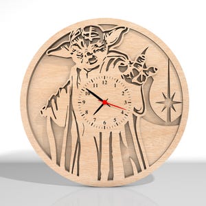 Puede incluir: Un reloj de pared de madera con un dise&ntilde;o recortado de un personaje de Star Wars. La esfera del reloj es visible con n&uacute;meros negros y manecillas rojas. El fondo del reloj es de madera clara.