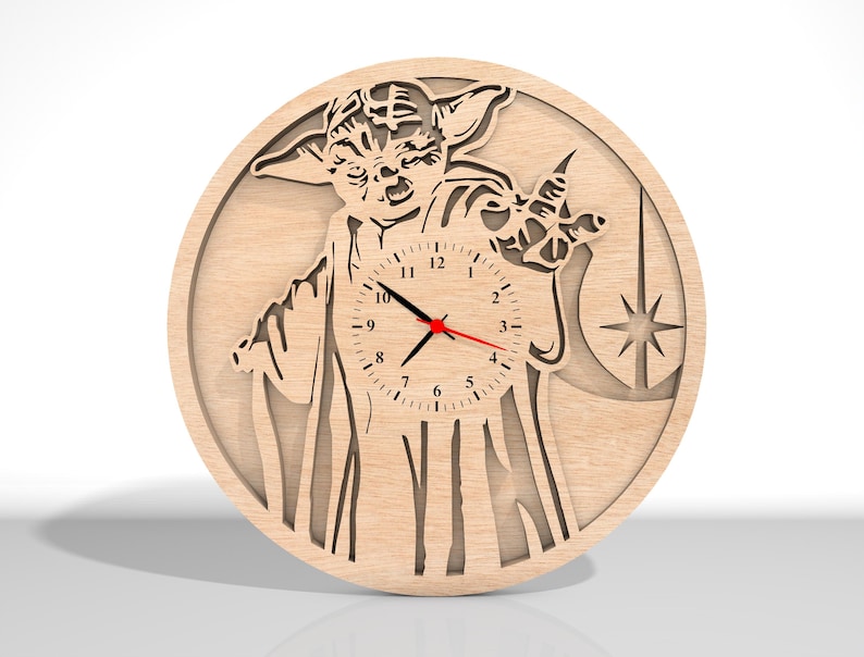 Puede incluir: Un reloj de pared de madera con un dise&ntilde;o recortado de un personaje de Star Wars. La esfera del reloj es visible con n&uacute;meros negros y manecillas rojas. El fondo del reloj es de madera clara.