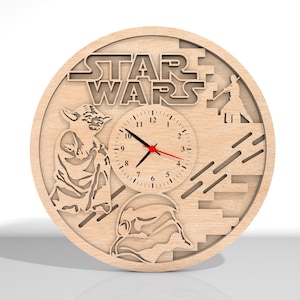 Puede incluir: Un reloj de madera con tem&aacute;tica de Star Wars. La esfera del reloj presenta un reloj con n&uacute;meros romanos y una aguja de minutos roja. El reloj est&aacute; rodeado por un dise&ntilde;o que presenta a Yoda, Darth Vader y las palabras "Star Wars".