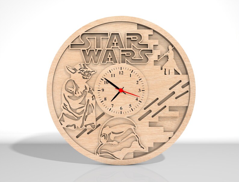 Puede incluir: Un reloj de madera con tem&aacute;tica de Star Wars. La esfera del reloj presenta un reloj con n&uacute;meros romanos y una aguja de minutos roja. El reloj est&aacute; rodeado por un dise&ntilde;o que presenta a Yoda, Darth Vader y las palabras "Star Wars".