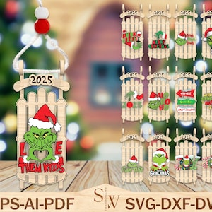 Puede incluir: Adornos navideños de madera con forma de trineos, con el Grinch con gorro de Papá Noel. Los adornos tienen el año 2025 y frases como "Merry Grinchmas" e "I saw that". Listos para colgar.