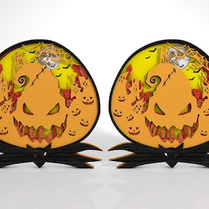 K&ouml;nnte beinhalten: Zwei Halloween-Holzdekorationen. Jede zeigt ein mehrschichtiges Design eines K&uuml;rbisgesichts mit gen&auml;htem Mund und einem gruseligen Hintergrund mit Vollmond, Flederm&auml;usen und einem Spinnennetz. Die Basis ist eine schwarze Fliege.