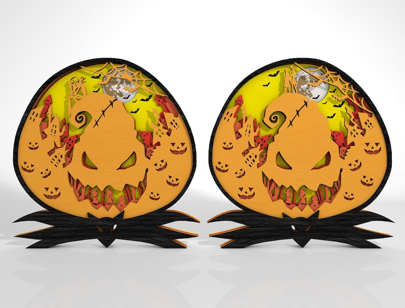 K&ouml;nnte beinhalten: Zwei Halloween-Holzdekorationen. Jede zeigt ein mehrschichtiges Design eines K&uuml;rbisgesichts mit gen&auml;htem Mund und einem gruseligen Hintergrund mit Vollmond, Flederm&auml;usen und einem Spinnennetz. Die Basis ist eine schwarze Fliege.