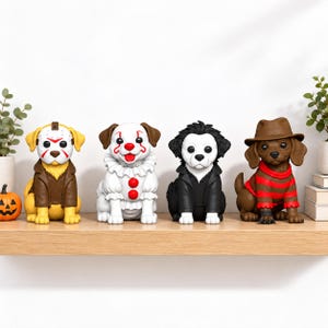 Puede incluir: Cuatro figuras coleccionables de perros disfrazados de personajes de terror. El primero lleva una máscara de hockey y chaqueta marrón, el segundo un disfraz de payaso, el tercero un abrigo negro y el cuarto un sombrero fedora marrón con un suéter a rayas.