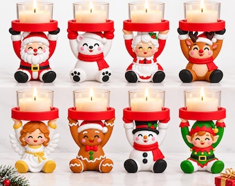 Puede incluir: Un conjunto de ocho portavelas navideños con figuras de Santa Claus, un oso polar, la Sra. Claus, un reno, un ángel, un hombre de jengibre, un muñeco de nieve y un elfo. Cada figura sostiene una bandeja circular roja con una vela encendida.