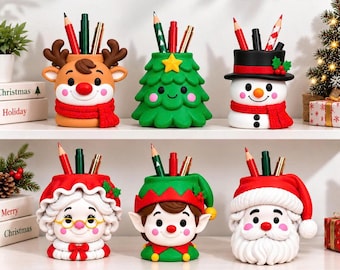 Puede incluir: Un conjunto de seis portalápices decorativos con personajes navideños que incluyen un reno, un árbol de Navidad, un muñeco de nieve, una figura de la Señora Claus, un elfo y Santa Claus, con detalles coloridos y varios lápices.