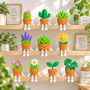 以下が含まれることがあります： ぶら下がる足が付いた10個の小さなオレンジ色の笑顔の植木鉢のコレクション。サボテン、ラベンダー、ヒマワリ、チューリップ、デイジー、モンステラなど、それぞれ異なる人工植物が入っており、3段の木製の棚に並べられています。