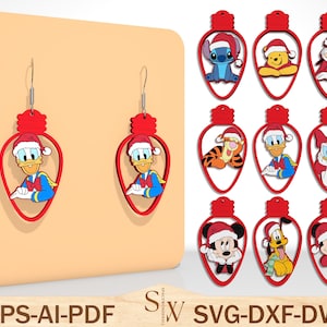 Könnte beinhalten: Rote Ohrringe in Form einer Weihnachtslichterkette mit Donald Duck mit Weihnachtsmütze. Weitere Ohrringe zeigen Disney-Figuren wie Stitch, Winnie Puuh und Mickey Mouse. Die Ohrringe sind aus rotem Material.