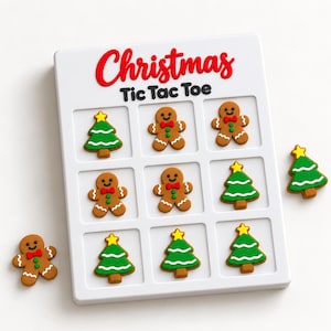 Puede incluir: Un tablero de juego de tres en raya cuadrado y blanco con el texto en rojo y negro Christmas Tic Tac Toe. El tablero presenta una cuadrícula con piezas de juego de hombre de jengibre y árbol de Navidad. Hay piezas adicionales cerca.