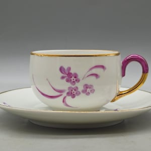 Puede incluir: Un juego de tres tazas de cerámica con acabado mate moteado. Las tazas son de color crema, gris claro y gris oscuro. Cada taza tiene un diseño simple y minimalista.