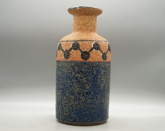 Könnte beinhalten: Eine Keramikvase mit brauner und blauer Glasur. Die Vase hat ein geometrisches Muster in Schwarz um die Mitte.