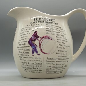 Puede incluir: Un juego de tres tazas de cerámica con un acabado mate moteado. Las tazas son en tonos crema, gris claro y gris oscuro. Cada taza tiene un diseño simple y minimalista y un asa redondeada.