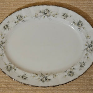 1980 Paragon China Inglaterra &quot;Primeiro Amor&quot; Bandeja/travessa grande de porcelana com decorações florais | Porcelana Inglesa Vintage