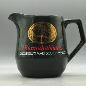 Puede incluir: Un juego de tres tazas de cerámica con un acabado mate moteado. Cada taza presenta un color diferente: azul claro, crema y gris. Las tazas tienen un diseño simple y moderno con una forma redondeada y un asa.