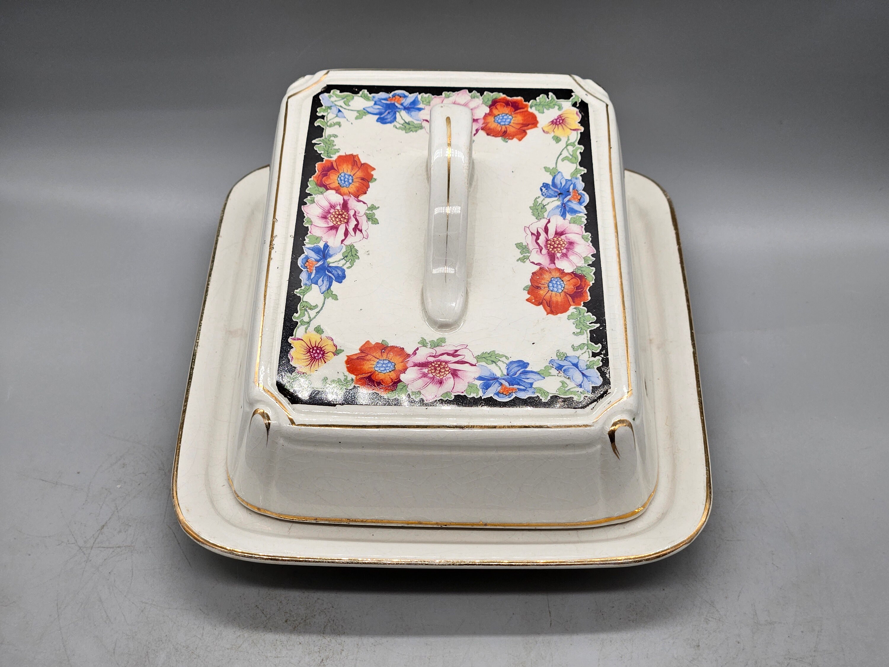 1930 年代のイギリス製バター皿 / トレイ、蓋付き、花と金の装飾付き