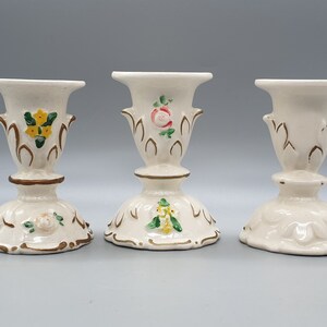 Juego de 3 candelabros vintage de porcelana con decoraciones florales y doradas