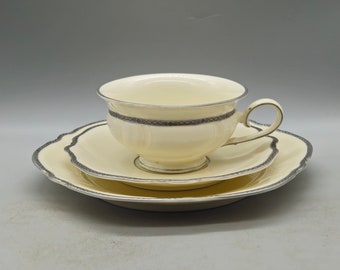 1940er Jahre Rosenthal Kronach Deutschland "Elfenbein Viktoria" Porzellan Teetasse, Untertasse & Dessertteller, Trio Teeservice | Vintage deutsches Porzellan