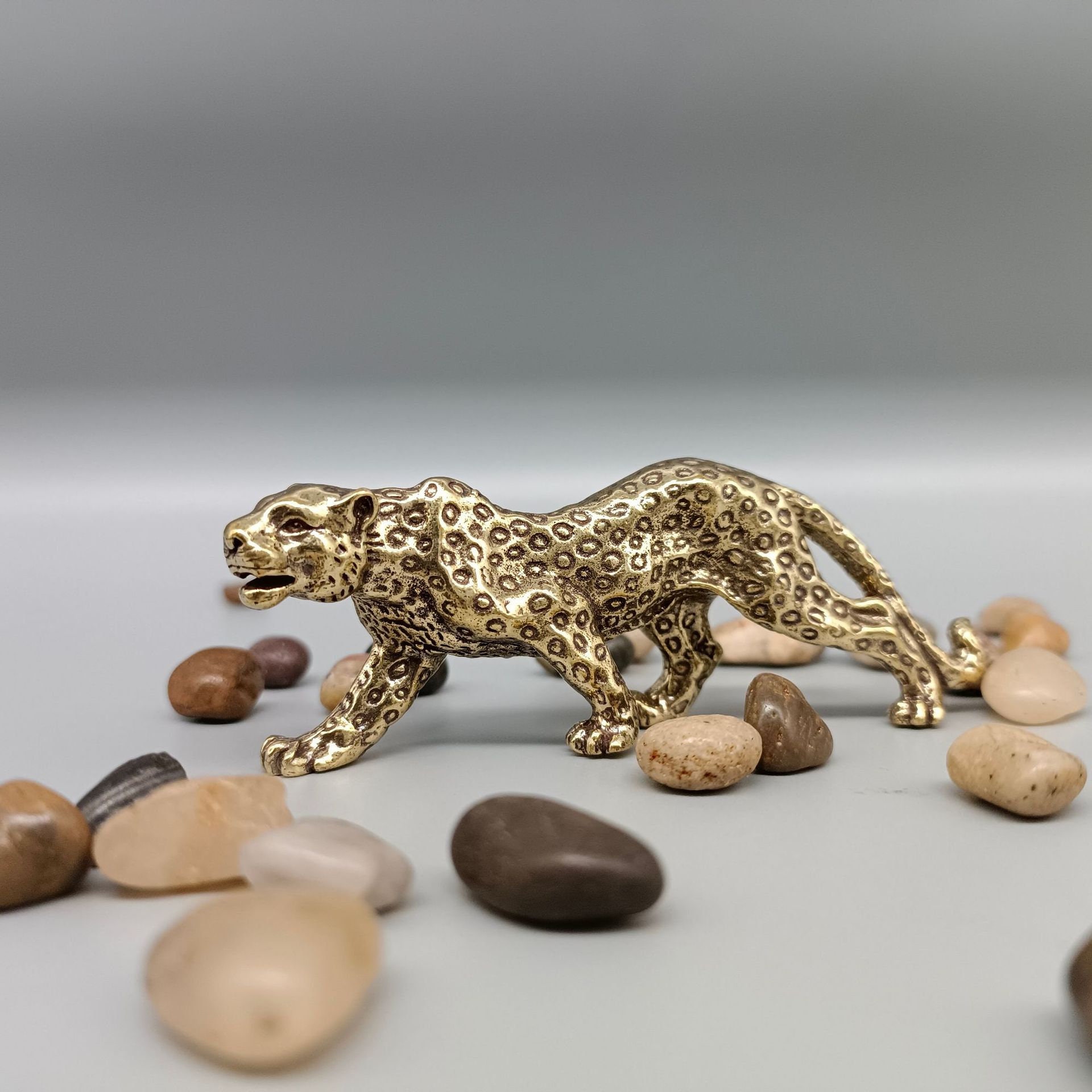 Brass Cheetah Figurine/tea Pet Decoration Vintage Looking Oxidized Bronze  Carved Handle Handicrafts