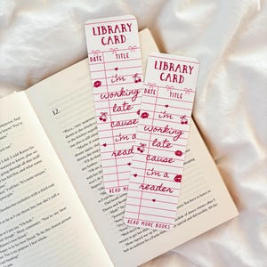 Ich arbeite spät, weil ich ein Leser bin | Vintage Bibliothek Ausweis Lesezeichen | Gast Lesezeichen | Retro Bibliotheks Ausweis Lesezeichen | Romanze Lesezeichen