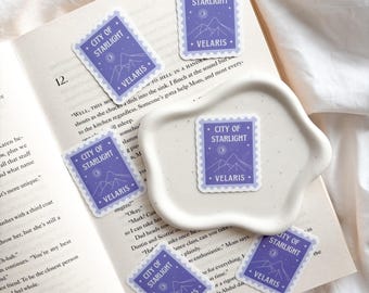 Velaris-stempelsticker | Sticker Romantasy-lezer | Fantasievinylsticker | Sticker laptoptelefoon | Een gerecht van | Dagboekstickers