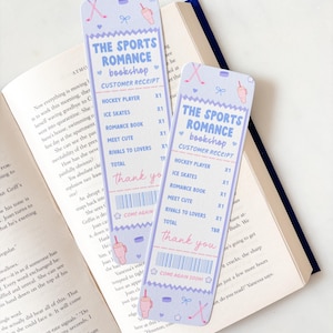 Op de afbeelding: Twee lichtpaarse bladwijzers ontworpen als kassabonnen van The Sports Romance Bookshop. De tekst bevat items zoals Hockey Player, Ice Skates en Rivals to Lovers. Kleine roze en blauwe iconen van hockeysticks, strikjes en bekers sieren de randen.