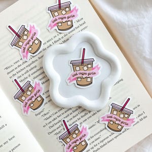 Sticker ijskoffie Girlie | Leuke sticker | Ereader-sticker | Vinylsticker | Sticker laptoptelefoon | Sticker koffieliefhebber | Dagboeksticker