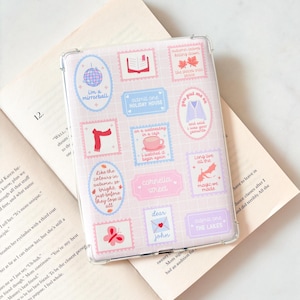 Op de afbeelding: Transparante telefoonhoes met een roze rasterpatroon en diverse postzegelontwerpen. De postzegels bevatten illustraties van een discobal, boek, sjaal en tekst zoals "Cornelia Street" en "Dear John."