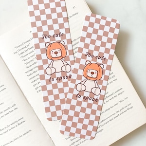 Te schattig om eng te zijn: Teddybeer boekenlegger | Leuke teddybeer boekenlegger | Halloween boekenlegger | Bruine herfst boekenlegger | Spooky Reader boekenlegger