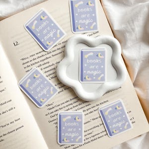 Les livres sont magiques Sticker | Sticker livresques | Autocollant en vinyle | Sticker bouteille d&#39;eau pour ordinateur portable | Sticker liseuse | Sticker livre fantastique | Rat de bibliothèque