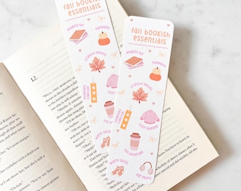 Op de afbeelding: Twee rechthoekige bladwijzers met de tekst "fall bookish essentials" en herfstthema-illustraties. De bladwijzers bevatten afbeeldingen van pompoenen, bladeren, boeken en koffiekopjes.