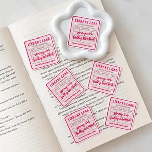 Vintage sticker bibliotheekkaart | Sticker bibliotheek Ik ben volgeboekt | Leuke leesgrage sticker | Laptop telefoon sticker waterfles | Bibliotheeksticker
