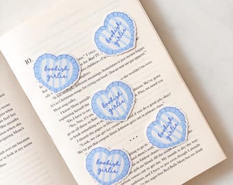 Bookish girlie hartsticker | Leuke hartsticker flirt | Vinylsticker | Laptopsticker | Bookish girly | Boekenliefhebber | Dagboeksticker