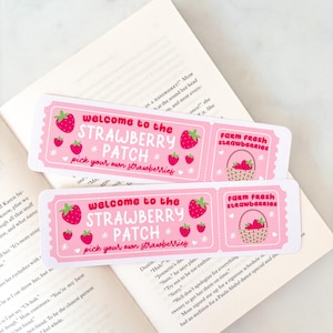 Puede incluir: Dos boletos rosas y blancos con temática de fresas. El texto dice "Welcome to the Strawberry Patch" y "pick your own strawberries". Cada boleto presenta ilustraciones de fresas y una cesta de fresas.