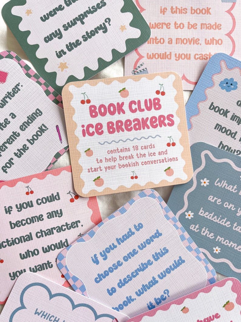 Może przedstawiać: Zestaw kart "Book Club Ice Breakers" w pastelowych kolorach. Karty zawierają r&oacute;żne pytania mające na celu rozpoczęcie rozmowy, z dekoracyjnymi obramowaniami, ilustracjami wiśni i brzoskwiń. Centralna karta głosi "Book Club Ice Breakers".