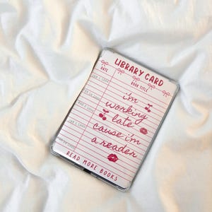 Ich arbeite spät, weil ich ein Leser bin Ereader Insert | Vintage Bibliotheksausweis Ereader Einlage | Kindle einlegen | Buchzubehör | Ereader Tasche
