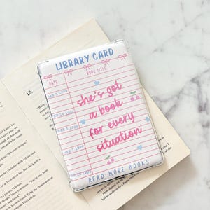 Ze heeft een boek voor elke situatie Bibliotheekpasje Kindle-inzetstuk | Insteekkaart-ereader | Gastchequeetui | Kindle-inzetstuk