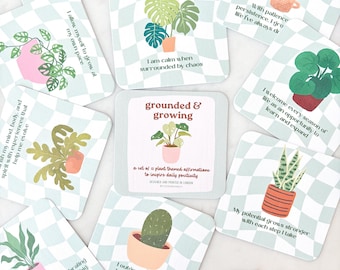 Puede incluir: Un conjunto de tarjetas cuadradas con ilustraciones de plantas y afirmaciones, sobre un fondo a cuadros verde claro y blanco. Las tarjetas presentan frases como "Estoy en calma cuando estoy rodeado de caos" y "grounded & growing".
