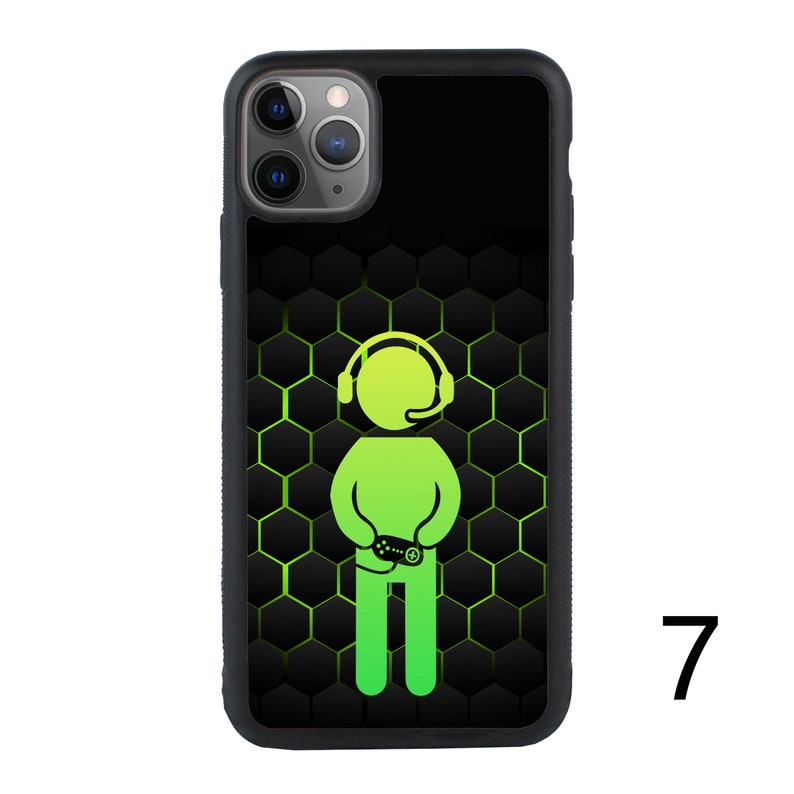 Puede incluir: Carcasa de tel&eacute;fono negra con un icono de jugador verde sobre un patr&oacute;n de panal negro. El icono representa a una persona con auriculares y sosteniendo un mando de videojuego.