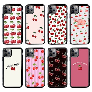 Peut inclure: Ensemble de 10 coques pour iPhone avec différents motifs de cerises. Les motifs comprennent des cerises sur fond blanc, des cerises sur fond rayé rose et blanc, des cerises sur fond noir et des cerises sur fond rose avec le texte "Cherry Bomb" et "Sweet like a cherry".