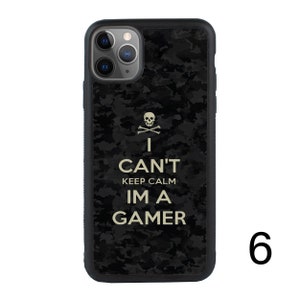 Puede incluir: Funda de tel&eacute;fono negra con un patr&oacute;n de camuflaje y el texto "No puedo mantener la calma, soy un jugador" con una calavera y huesos cruzados sobre el texto.
