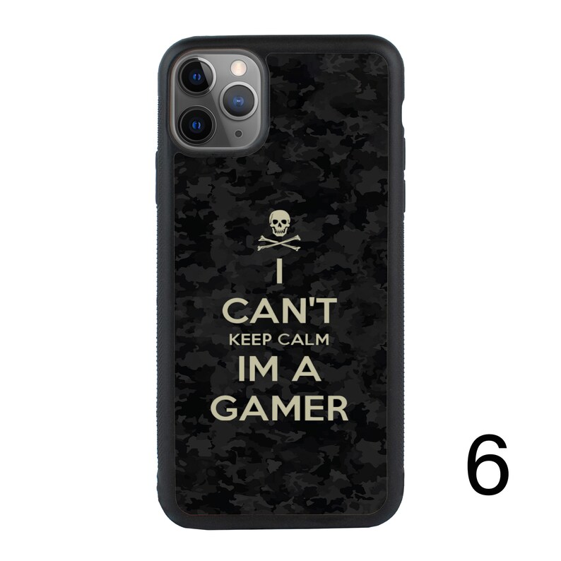 Puede incluir: Funda de tel&eacute;fono negra con un patr&oacute;n de camuflaje y el texto "No puedo mantener la calma, soy un jugador" con una calavera y huesos cruzados sobre el texto.